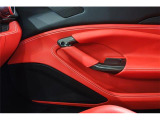 ROSSO FERRARIの内装はドアインナーにも配色され、高貴なイメージとなります。