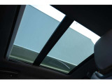 室内に自然光をたっぷり取り込み、上質で心地よいドライブ空間を演出します。