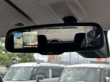 ディスプレイ付きのバックミラーです。ルームミラーにはバックカメラが映ります。