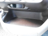 運転席と助手席の間にも小物入れあります。