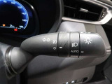 ヘッドライトスイッチをAUTOにしておけば昼間でもトンネルなど暗い所に入った時には自動的にヘッドライトが点灯。高速道路などトンネルの多いところを走行する時、大変便利です。