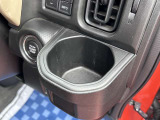 運転席ハンドルの右側にもドリンクホルダーがございます!お飲み物だけではなく、携帯電話なども置けますね♪