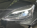 【LEDヘッドライト】悪天候や夜間走行時も良好な視界を確保し安心して運転できる高輝度LEDヘッドライトを装備!点灯速度が早く、消費電力も抑えられています。
