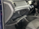 グローブボックス周り 運転席から中に収納した物をすぐに取り出せて便利です。