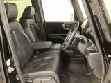 女性でも運転がしやすいように、シートの高さ調整機能(シートリフター)がついています。運転席と助手席の間が空いている為、助手席側への移動がスムーズです。交通量の多い道でも助手席側から乗り降りができます。