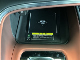 ワイヤレス充電器ついてます!スマートフォンを置くだけで充電可能。ケーブルをつなぐ煩わしさがありません。