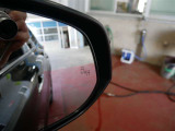 隣車線を走る車両をレーダーで検知し、ドアミラーでは確認しにくい後側方エリアに存在する車両に加え、急接近してくる車両も検知します。車両を検知するとドアミラーに搭載されたLEDインジケーターが点灯します。
