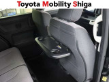 運転席シ-トバックの背面には便利なドリンクホルダ-付きテ-ブルが装備されています。