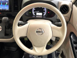 インテリアに合わせたデザインのステアリングは、運転される方のことも考え、運転しやすい形状、大きさです。是非一度、実際に触ってお確かめください。