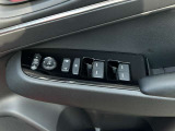 運転席側ドアの、インナードアハンドルとウィンドウなどの操作スイッチ類です。