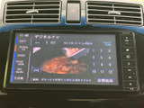 停車時にデジタルテレビを楽しめる機能が搭載。旅先や休憩時間に、お気に入りの番組を気軽に視聴できます。情報収集にも便利で、快適なカーライフをサポートします。