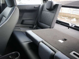 後席シートバックは分割可倒式を採用しており、乗車人数や荷物の大きさに合わせた柔軟なアレンジが可能です。座面側から倒すことで、スムーズに積載スペースを広げられる、実用性に配慮した設計となっています。
