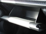 ■グローブボックス■保険証券や車検証などの車の必需品を収納できます!また、サングラスやCD、DVDなどの便利な小物も収納可能です♪