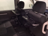 運転席・助手席の背もたれには、2列目シート用にカップホルダー付きの「格納式のシートバックテーブル」を装備しています。休憩時のちょっとした時間などカップを置いたり、小物置きに使えて便利です。