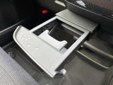 引き出し式の便利なドリンクホルダー♪ 車名にちなんで桜模様があしらわれています(*'&omega;'*)