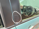 運転席ドアのサッシュに汚れがございます。