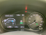 直感的に理解できる表示で、車の状態を常に把握できます。速度や燃料残量など、必要な情報を一目で確認できます。