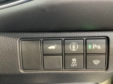 テールゲートが電動で開閉でき、荷物などで両手がふさがっているときなど便利に使えます