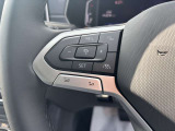 ステアリング左側にはクルーズコントロールなどの操作スイッチを配置。運転中でも手元で操作できます。