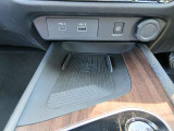 ワイヤレス充電器がございますので車の中でも充電出来ます。