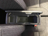 センターアームレスト付きで運転中も腕が楽々!