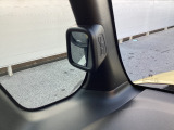 思い通りの場所にラクにピタリと停められるようにと採用した「ピタ駐ミラー」。運転席に座った状態で死角になりやすい左側やクルマの後ろの様子まで確認でき、幅寄せや縦列駐車、車庫入れの際に役立ちます。
