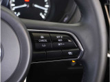 【マツダ・レーダー・クルーズ・コントロール】センサーが前方車を検知し、運転者がアクセルペダルやブレーキペダルを踏まなくても、設定した速度での走行や、前方車との車間距離を一定に保つ追従走行ができます。