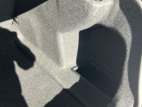 現在はトランク下にもスペアタイヤは御座いません。(パンクの際はランフラットタイヤ、パンク修理キットにて対応)車両重量を軽くするだけでなく、トランクルームのスペースも広くなりました。