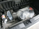 ■ラゲッジ下部にはパンク修理キットが車載されていますので出先でのパンクに現場で対応出来ます。■充電ケーブルもここに有ります。