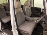 女性でも運転がしやすいように、シートの高さ調整機能(シートリフター)がついています。運転席と助手席の間が空いている為、助手席側への移動がスムーズです。交通量の多い道でも助手席側から乗り降りができます。
