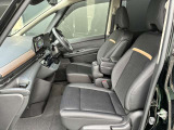 広々とした室内は運転しやすさと質感と機能を高めています。