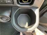 運転席のドリンクホルダーです。