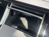 ワイヤレスデバイスチャージング装備。置くだけで充電出来ます。