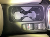 運転席からも助手席からも自由に使えるドリンクホルダー付。