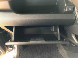 よく使うものが手を伸ばせばすぐ届く、機能面で充実した収納。