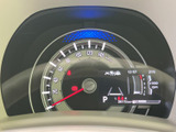 シンプルで分かりやすいメーターデザインです。速度、燃料残量、エンジン回転数など、運転に必要な情報を一目で確認できます。