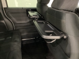 運転席・助手席の背もたれには、2列目シート用にカップホルダー付きの「格納式のシートバックテーブル」を装備しています。休憩時のちょっとした時間などカップを置いたり、小物置きに使えて便利です。