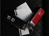 ◆スマートキー◆カギをバッグやポケットに入れたままでもドアロックの開閉ができる『スマートキー』付き!雨天や暗くなってもカギを取り出す必要がなくドアの開錠&エンジンも始動できます