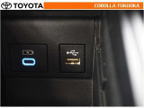 ポータブルオーディオなどの機器を接続して、車両のスピーカーで聞くことができます。