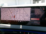 ドライバー正面に向かって緩やかにカーブした大型ディスプレイ。メーターとセンターモニターを一体化し、高精細な映像と直感的な操作性で、最新のデジタル体験を提供する先進的な装備です。