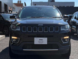 7つのグリルの「セブンスロットグリル」はJEEP車である象徴です。