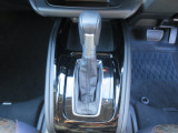 ★シフトレバー★ 定番のフロアシフト トランスミッションは、CVT(自動無段変速) 変速ショックのないスムーズな加速とエンジン回転数を効率よく変換する省燃費を両立させています。