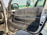 運転席ドア内張の状態です。