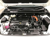 外装工程では、ボディの汚れや鉄粉を洗浄し、磨き上げコーティング。タイヤ・ホイール・エンジンルームまで、しっかり洗浄・艶出しいたします。