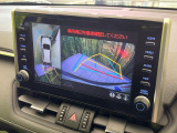 【パノラミックビューモニター】専用のカメラにより、上から見下ろしたような視点で360度クルマの周囲を確認することができます☆死角部分も確認しやすく、狭い場所での切り返しや駐車もスムーズに行えます。