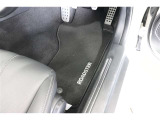 フロアマット標準装備。車内を清潔に保ちます。