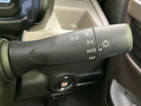 操作しやすいウインカーレバーは、視界を確保し、安全な車線変更をサポートします。シンプルながらも機能的なデザインで、ドライバーの利便性を追求した工夫が光ります。
