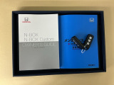 メンテナンスノート【点検整備記録簿・保証書】、取説も揃ってます。スマートキーはバッグなどにしまったままボタン操作でエンジンの始動・停止ができて大変便利です
