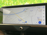 鮮明な地図表示で、スムーズなナビゲーションをサポート。現在地情報や交通状況をリアルタイムで確認でき、安全運転を後押しします。ルート検索も簡単です。