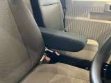 アームレストもございますので長距離運転の際も快適にお過ごしいただけます。